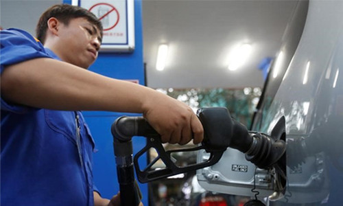 Từ 1/7, Thuế Bảo vệ môi trường với xăng có thể lên 4.000 đồng/lít. Ảnh: Reuters.