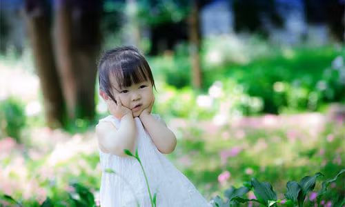 Bé Yaoyao 2 tuổi bị viêm tai dẫn tới thủng màng nhĩ mà mẹ bé không hề hay biết (Ảnh minh họa).