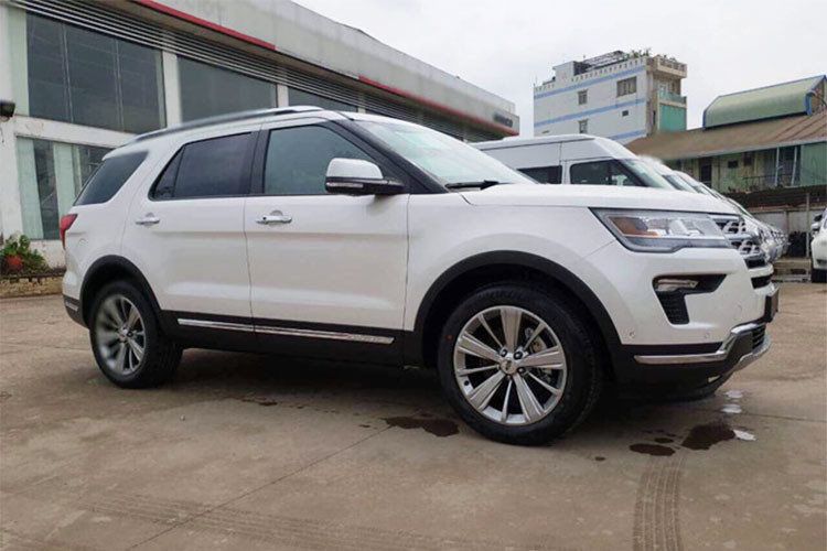 Việc phát triển Ford Explorer từng được dẫn dắt bởi kỹ sư trưởng Jim Holland - người từng là cựu kỹ sư trưởng của Land Rover. Chính vì vậy, không ngạc nhiên khi Explorer thế hệ này dễ dàng gợi nhớ tới các dòng xe địa hình Anh. Xe sở hữu kích thước tổng thể dài x rộng x cao tương ứng 5036 x 2004 x 1800 cùng chiều dài cơ sở 2865 mm.