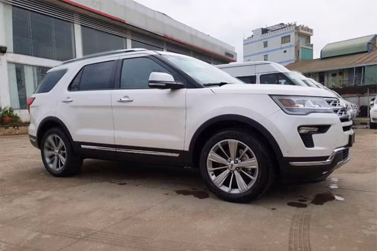 Việc phát triển Ford Explorer từng được dẫn dắt bởi kỹ sư trưởng Jim Holland - người từng là cựu kỹ sư trưởng của Land Rover. Chính vì vậy, không ngạc nhiên khi Explorer thế hệ này dễ dàng gợi nhớ tới các dòng xe địa hình Anh. Xe sở hữu kích thước tổng thể dài x rộng x cao tương ứng 5036 x 2004 x 1800 cùng chiều dài cơ sở 2865 mm.