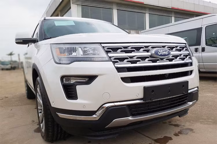 So với phiên bản 2017, Ford Explorer 2018 được nâng cấp ngoại hình với một số chi tiết được thay đổi. Cụ thể là lưới tản nhiệt kiểu vò sò cứng cáp hơn; đèn sương mù chữ C được thay thế bằng một bóng LED gọn gàng hơn; cản trước có thêm một thanh nẹp chrome trải dài từ trái sang phải.