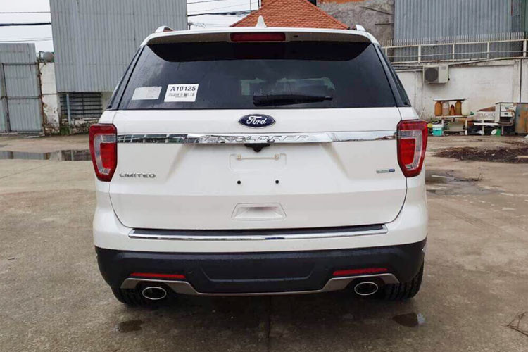 Phần đuôi xe thiết kế khỏe khoắn với cụm đèn hậu dạng LED, hình chữ C lớn đi cùng là một đường viền kim loại mạ chrome sáng bóng chạy ngang phía cửa cốp sau nối liền với nhau với logo Explorer đính giữa. Cụm ống-xả đôi bố trí hai bên đối xứng với nhau được làm bằng kim loại sáng.