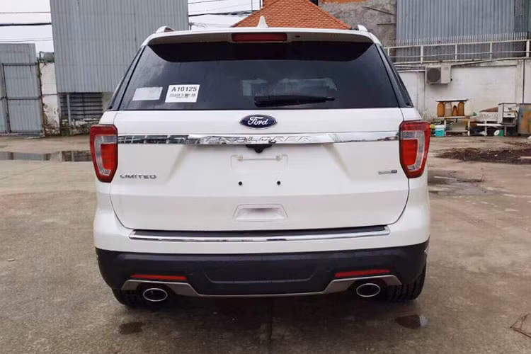 Phần đuôi xe thiết kế khỏe khoắn với cụm đèn hậu dạng LED, hình chữ C lớn đi cùng là một đường viền kim loại mạ chrome sáng bóng chạy ngang phía cửa cốp sau nối liền với nhau với logo Explorer đính giữa. Cụm ống-xả đôi bố trí hai bên đối xứng với nhau được làm bằng kim loại sáng.