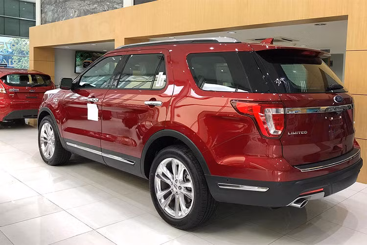 Các trang bị an toàn nổi bật của mẫu xe SUV cỡ lớn này bao gồm: Hệ thống chống trượt, hệ thống ổn định chống lật AdvanceTrac, cảnh báo chệch làn đường, cảnh báo điểm mù, hệ thống hỗ trợ đỗ xe và cảnh báo phương tiện cắt ngang, hệ thống camera trước và sau 180 đ, cảnh báo áp suất lốp và 10 túi khí với túi khí dành cho đầu gối lái xe.