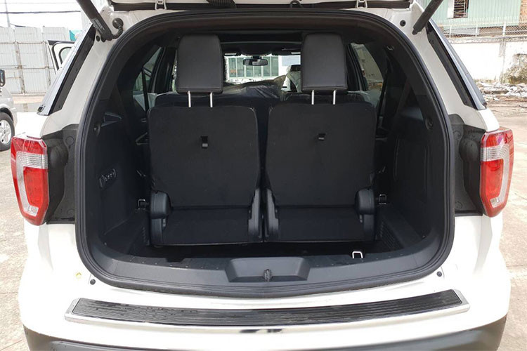 Ford Explorer 2018 tiếp tục được trang bị động cơ xăng tăng áp 2.3L Ecoboost 4 xylanh thẳng hàng, sản sinh công suất cực đại 273 mã lực tại 5.600 vòng/phút và mô-men xoắn tối đa 420 Nm tại 4.000 vòng/phút. Kết hợp với hộp số tự động 6 cấp SelectShift là hệ thống dẫn động 2 cầu chủ động toàn thời gian 4WD và các tính năng hỗ trợ offroad...