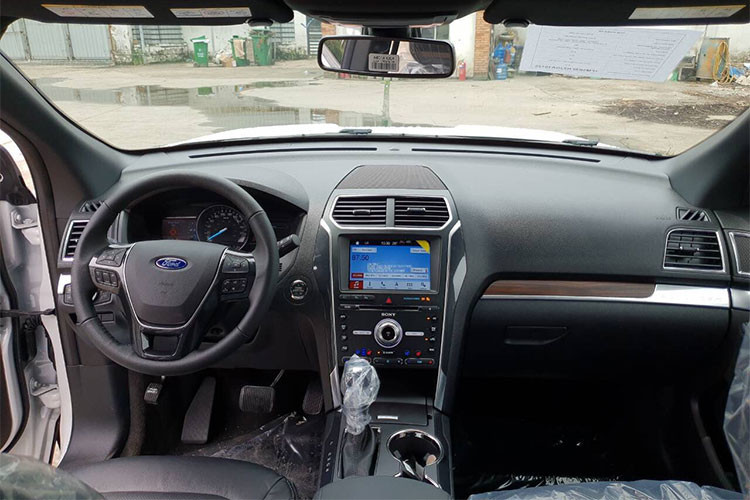 Nội thất xe dường như sẽ không có sự thay đổi nào đáng chú ý. Explorer vẫn có 3 hàng ghế bọc da, hàng ghế đầu chỉnh điện kèm massage và làm mát/sưởi ấm; hàng ghế cuối có nút gập điện; hệ thống giải trí thông tin SYNC 3 cùng màn hình cảm ứng 8", 12 loa, tích hợp hệ thống dẫn đường bản đồ Việt Nam; hệ thống giải trí DVD riêng cho hàng ghế sau,...