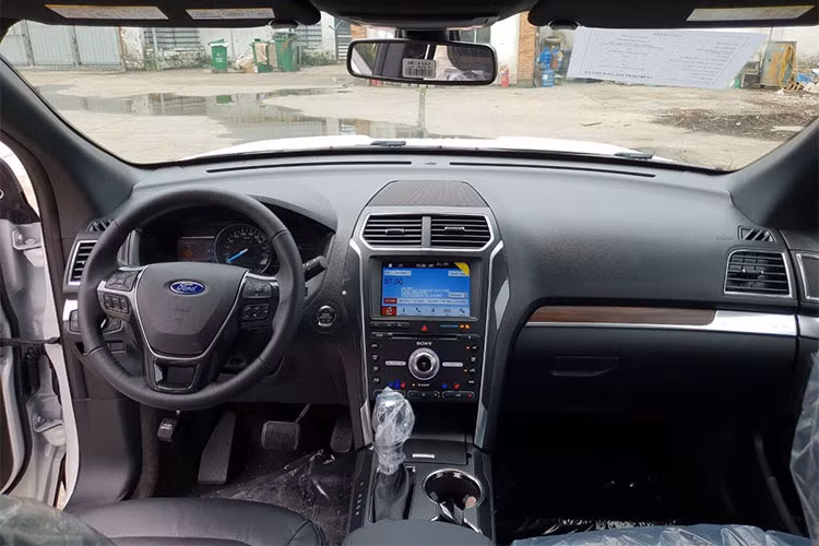 Nội thất xe dường như sẽ không có sự thay đổi nào đáng chú ý. Explorer vẫn có 3 hàng ghế bọc da, hàng ghế đầu chỉnh điện kèm massage và làm mát/sưởi ấm; hàng ghế cuối có nút gập điện; hệ thống giải trí thông tin SYNC 3 cùng màn hình cảm ứng 8", 12 loa, tích hợp hệ thống dẫn đường bản đồ Việt Nam; hệ thống giải trí DVD riêng cho hàng ghế sau,...