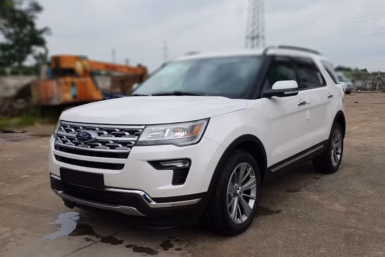 Những hình ảnh của mẫu xe Ford Explorer 2018 bản nâng cấp về thị trường Việt Nam vừa xuất hiện. Theo đó, mẫu crossover phổ thông cỡ lớn 7 chỗ của Ford sẽ được thay đổi về ngoại hình theo hướng hiện đại hơn. Trang bị tính năng và động cơ nhiều khả năng được giữ nguyên như phiên bản Explorer 2.3 Limited 2017 trước đó.