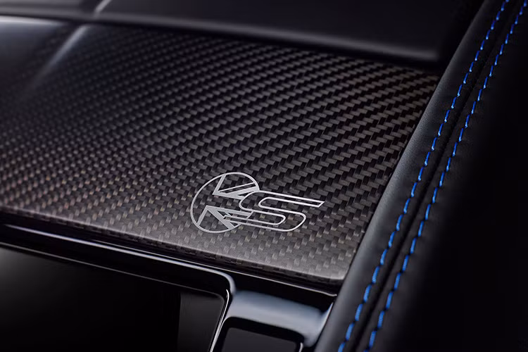 Ngoài ra, ở phiên bản đặc biệt này còn sở hữu nhiều chi tiết được thiết kế thủ công làm bằng da cao cấp cùng sợi carbon siêu nhẹ.