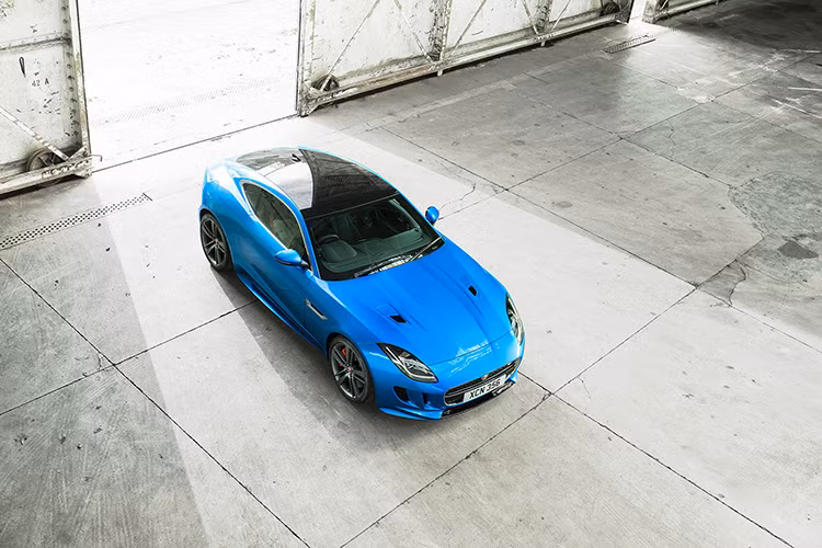 Chính giữa cản trước được sơn đen bóng khác biệt với tông màu chủ đạo của xe, ốp sườn thể thao, cản sau khác biệt có màu trùng màu ngoại thất. 