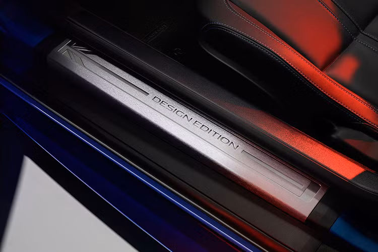 Bậc của lên xuống của mẫu xe này cũng nổi bật với dòng chữ “Design Edition”, logo chữ S và cờ Anh tiếp tục xuất hiện trên tựa đầu ghế và nhiều vị trí khác nhau.