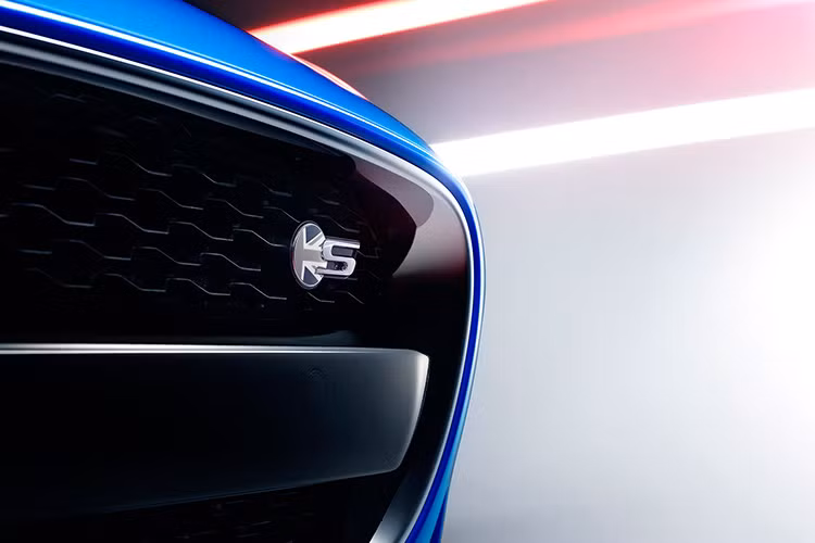 Trên lưới tản nhiệt và sau Jaguar F-Type S British Design edition 2017 là logo phiên bản đặc biệt có chữ S và quốc kì Anh quốc.