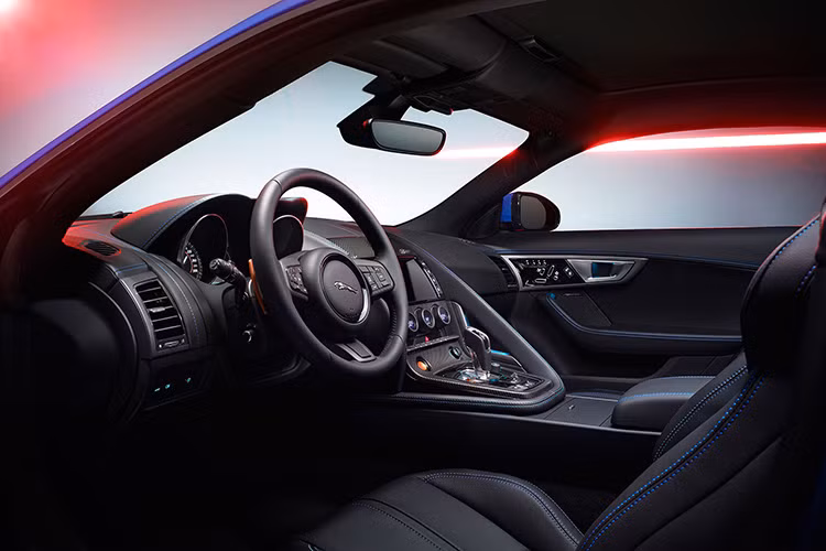 Chức năng giải trí trên xe cũng được nâng cấp với một hệ thống loa Meridian 380W hoặc tùy chọn 770W Surround Sound System. Cùng với đó là những công nghệ hiện đại khác đang được Jaguar trang bị tiêu chuẩn.