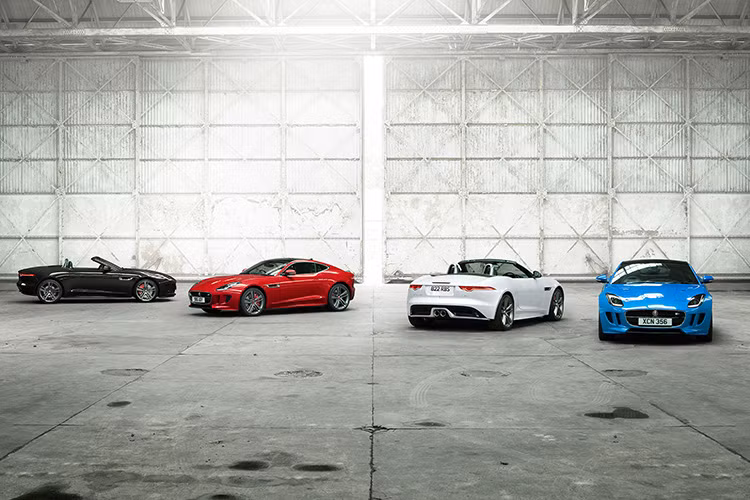 Mẫu xe này sẽ có bốn màu sắc tùy chọn gồm đỏ Caldela, trắng Glacier, xanh Ultra hoặc Ultimate Black. Xe sẽ được sản xuất theo dạng thương mại không giới hạn với giá bán khởi điểm từ 111.100 USD cho bản Coupe và 118.736 USD cho bản Convertible.