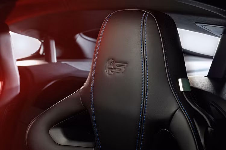 Bên trong nội thất, ghế ngồi của xe được bọc ga Jet cao cấp, chỉ may thủ công tương phản màu đỏ, trắng ngà hoặc màu xanh.