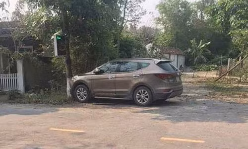 Vua buoc xuong oto, giam doc doanh nghiep bat ngo bi dam chet