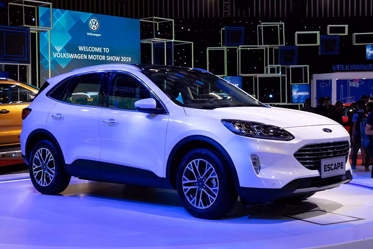 Các dòng sản phẩm SUV chiếm vị trí trung tâm trong gian trưng bày của Ford tại triển lãm năm nay. Chính giữa sân khấu là mẫu concept Ford Escape 2020 hoàn toàn mới. Dòng SUV 5 chỗ toàn cầu này sẽ được Ford Việt Nam mang đến cho người tiêu dùng Việt vào năm sau. Với nét thiết kế hiện đại và trau chuốt, cùng các trang bị mang tính đột phá, Escape hoàn toàn mới được kỳ vọng sẽ trở thành chiếc SUV 5 chỗ được yêu thích nhất cho các gia đình và doanh nhân năng động.