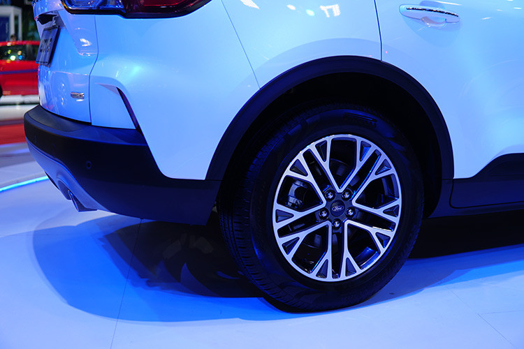 Về nội thất, Escape mới mang nhiều nét tương đồng với trên Explorer hay Focus mới, cụ thể là bảng táp-lô thiết kế đa tầng là màn hình cảm ứng trung tâm nhô cao kích thước 8 inch chạy hệ điều hành SYNC3 hỗ trợ kết nối với Apple CarPlay &amp; Android Auto, trang bị màn hình hiển thị trên kính lái (HUD), tiện nghi giải trí dàn âm thanh Bang &amp; Olufsen (B&amp;O) 10 loa có công suất 575 watt. Ngoài ra, Escape cũng có hệ thống FordPass Connect (trang bị tiêu chuẩn) cung cấp kết nối Wi-Fi 4G LTE...