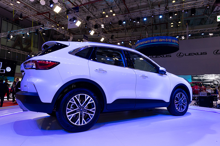 Phần đầu xe, các nhà thiết kế Ford đã lấy cảm hứng từ lưới tản nhiệt hình thang trên Mustang thế hệ thứ 6 để thiết kế lưới tản nhiệt cho Escape hoàn toàn mới, bên cạnh đó phần đầu xe còn vay mượn thiết kế từ siêu xe "flagship" của hãng - Ford GT. Phần mui xe được thiết kế dốc hơn, trông mềm mại và bớt gồ ghề hơn thế hệ trước.