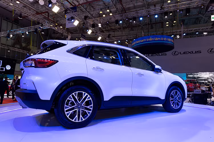 Phần đầu xe, các nhà thiết kế Ford đã lấy cảm hứng từ lưới tản nhiệt hình thang trên Mustang thế hệ thứ 6 để thiết kế lưới tản nhiệt cho Escape hoàn toàn mới, bên cạnh đó phần đầu xe còn vay mượn thiết kế từ siêu xe "flagship" của hãng - Ford GT. Phần mui xe được thiết kế dốc hơn, trông mềm mại và bớt gồ ghề hơn thế hệ trước.