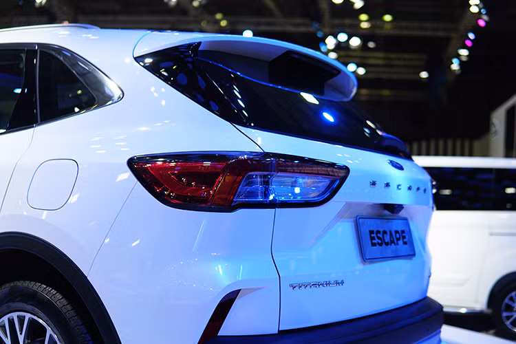 Trong khi đó thiết sườn xe, vành la-zăng, đuôi xe và cụm đèn hậu của Ford Escape thế hệ mới cũng được thiết kế lại đẹp mắt hơn nhằm tăng sức cạnh tranh với các đối thủ như Mazda CX-5, Honda CR-V, Hyundai Tucson hay Subaru Forester vừa ra mắt tại Việt Nam.