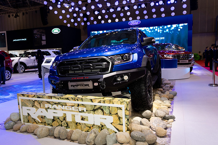 Bổ sung vào đó, Ford Everest, chiếc SUV 7 chỗ tầm trung, chia sẻ động cơ và hệ truyền động tiên tiến với các dòng bán tải như Ranger hay Raptor, là mẫu xe SUV duy nhất hiện nay được trang bị hộp số tự động 10 cấp. Everest vốn đã rất nổi tiếng về khả năng off-road mạnh mẽ, vận hành bền bỉ, an toàn và có nhiều tiện nghi, phù hợp cho các gia đình lớn hoặc các công ty vừa và nhỏ.