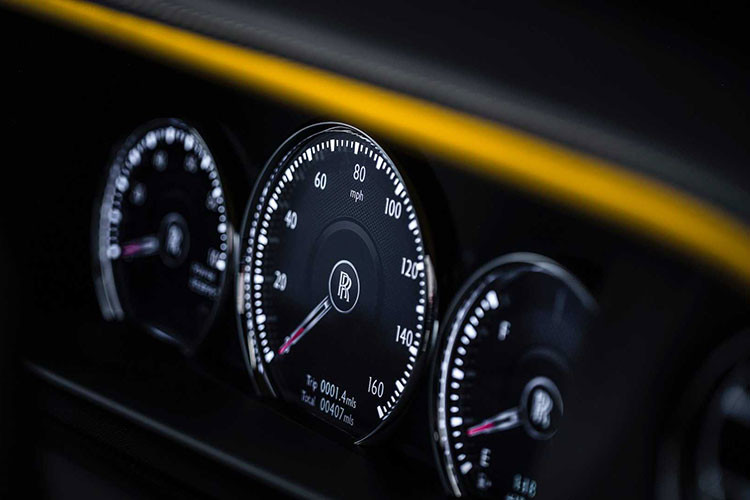 Ngoài sự "siêu sang", Cullinan còn được hướng đến tính năng off-road với hệ thống treo khí nén chủ động, trục lái được nâng cấp. Xe có khả năng lội nước sâu 540 mm. Xe được trang bị hệ thống hỗ trợ lái xe và an toàn tiên tiến, bao gồm công nghệ quan sát trong đêm, cảnh báo vật cản, cảnh báo buồn ngủ, kiểm soát hành trình thích ứng, cảnh báo va chạm, cảnh báo khi có xe vượt...