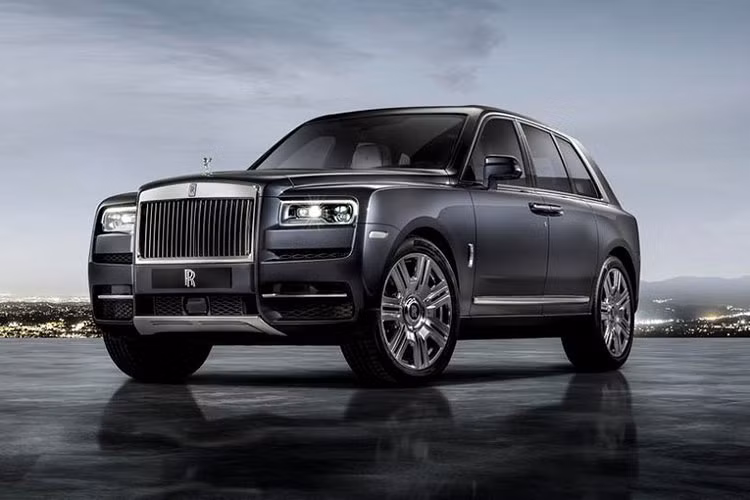 Hiện tại theo mức công bố chính hãng tại Việt Nam, giá xe Rolls-Royce Cullinan sẽ từ khoảng 32,382 tỷ đồng. Ban đầu, giá xe Rolls-Royce Cullinan chính hãng được chào bán cho bản tiêu chuẩn là hơn 41 tỷ đồng và bản cao cấp nhất có giá lên đến hơn 52 tỷ đồng.