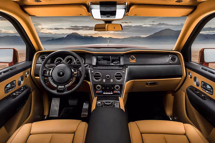 Cullinan sử dụng khung gầm hoàn toàn bằng nhôm Architecture of Luxury, từng xuất hiện trên Phantom VIII. Các thông số dài x rộng x cao lần lượt là 5.341 mm x 2.164 mm x 1.835 mm và chiều dài cơ cở 3.295 mm. Không gian chứa đồ có thể tích 560 lít nếu mang theo tùy chọn 2 ghế ngồi phía sau, và 600 lít nếu được tháo ra. Khi hàng ghế thứ 2 gập xuống, tổng dung tích khoang hành lý lên đến 1.930 lít.