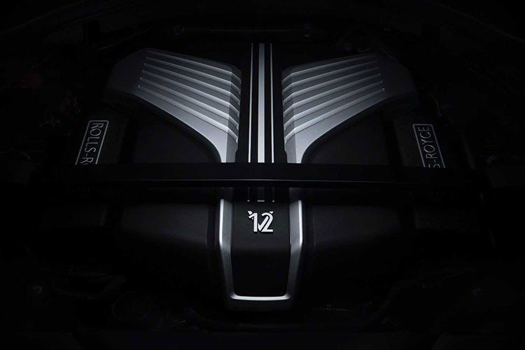 SUV siêu sang Rolls-Royce Cullinan được trang bị động cơ V12, tăng áp kép, dung tích 6.75 lít, sản sinh công suất tối đa 563 mã lực và mô-men xoắn cực đại 850 Nm tại vòng tua máy 1.600 vòng/phút. Động cơ của Rolls-Royce Cullinan được trang bị hộp số tự động ZF 8 cấp, hệ dẫn động 4 bánh toàn thời gian và đánh lái 4 bánh hoàn toàn mới.