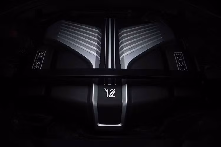 SUV siêu sang Rolls-Royce Cullinan được trang bị động cơ V12, tăng áp kép, dung tích 6.75 lít, sản sinh công suất tối đa 563 mã lực và mô-men xoắn cực đại 850 Nm tại vòng tua máy 1.600 vòng/phút. Động cơ của Rolls-Royce Cullinan được trang bị hộp số tự động ZF 8 cấp, hệ dẫn động 4 bánh toàn thời gian và đánh lái 4 bánh hoàn toàn mới.