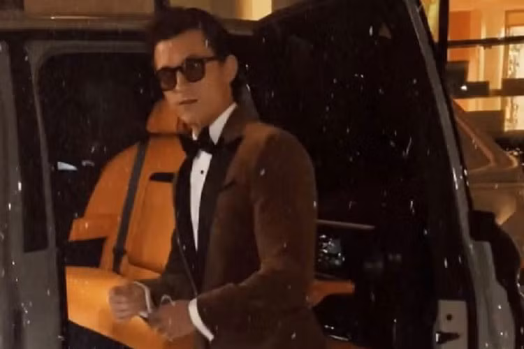 Những hình ảnh xuất hiện trên mạng xã hội cho thấy quá trình Tom Holland nhận bàn giao chiếc Cullinan. Hình ảnh được đăng tải bởi tài khoản Instagram có tên là Wires Only - một đại lý xe hơi tại Los Angeles (Mỹ) chuyên phân phối các mẫu siêu xe và siêu sang cho khách hàng VIP.