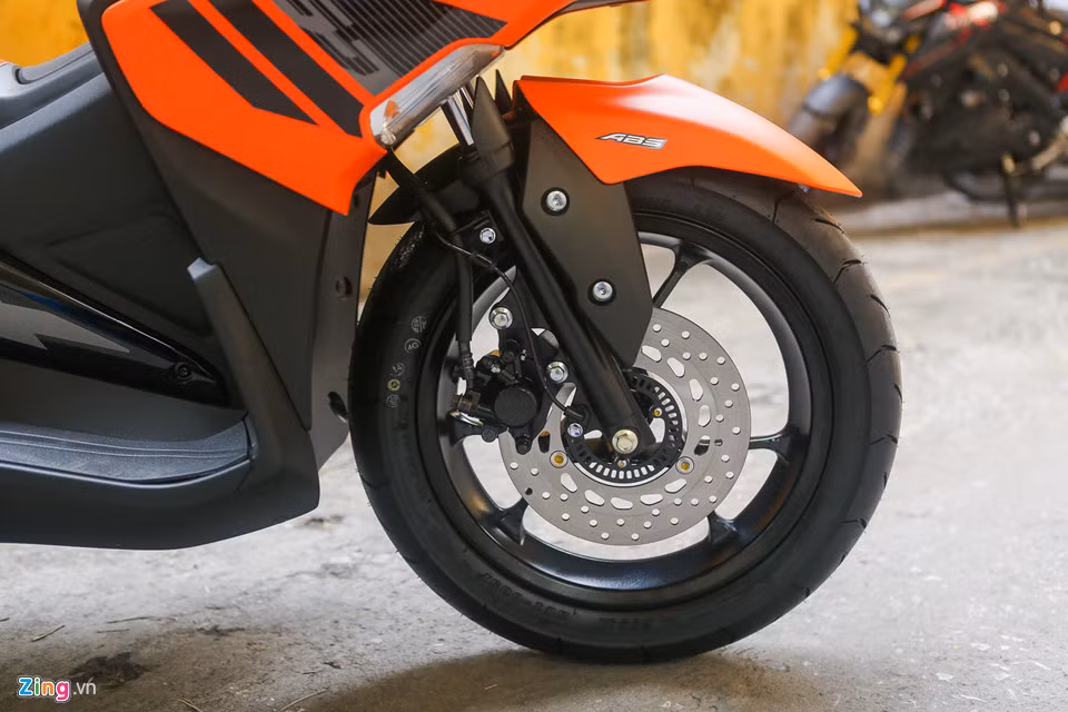 Phiên bản này cũng được trang bị hệ thống chống bó cứng phanh ABS trên bánh trước. Trang bị an toàn này đặc biệt hữu ích với những người có thói quen bóp phanh trước và khi đi ở điều kiện đường sá trơn trượt. Khi bóp phanh, bánh xe không bị khóa cứng giúp đảm bảo an toàn tốt hơn cho người điều khiển.