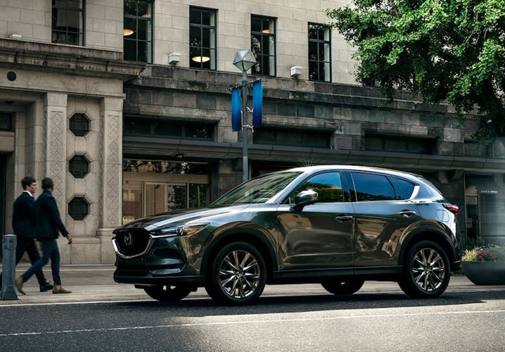 Trong khi nhiều hãng xe đã bắt đầu loại bỏ dần động cơ dầu diesel, Mazda lại quyết định ra mắt hệ truyền động dầu diesel của CX-5 tại thị trường Mỹ, cụ thể là phiên bản Mazda CX-5 Signature AWD mới. Mẫu xe này hiện đang được trưng bày ở Triển lãm ô tô New York 2019.