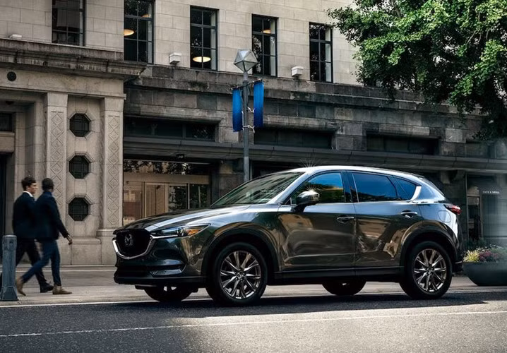 Trong khi nhiều hãng xe đã bắt đầu loại bỏ dần động cơ dầu diesel, Mazda lại quyết định ra mắt hệ truyền động dầu diesel của CX-5 tại thị trường Mỹ, cụ thể là phiên bản Mazda CX-5 Signature AWD mới. Mẫu xe này hiện đang được trưng bày ở Triển lãm ô tô New York 2019.