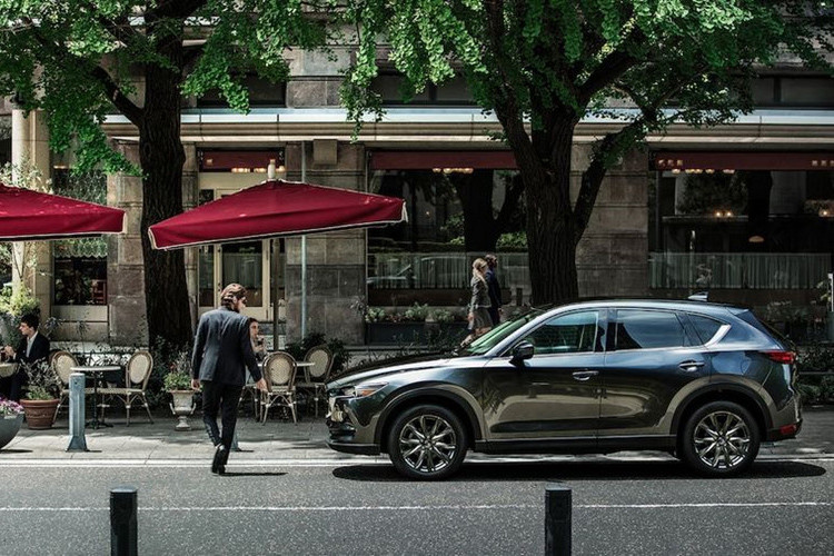 Mazda CX-5 Signature AWD 2019 sử dụng động cơ dầu diesel Skyactiv-D 2.2 lít có bộ tăng áp kép tuần tự, đem tới phản ứng mượt mà dù ở vòng tua máy thấp hay cao. Khối động cơ này sản sinh công suất 168 mã lực tại 4.000 vòng/phút và mô-men xoắn cực đại 393Nm ở 2.000 vòng/phút.