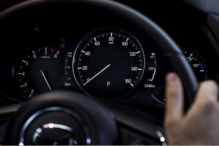 Mẫu crossover Mazda CX-5 Signature AWD 2019 máy dầu ở Mỹ chỉ có duy nhất một lựa chọn ngoại thất tiêu chuẩn, đó là màu đen Jet Black. Các màu sơn trắng Snowflake White Pearl, đỏ Soul Red Crystal hay xám Machine Grey đều là tùy chọn thêm phí.