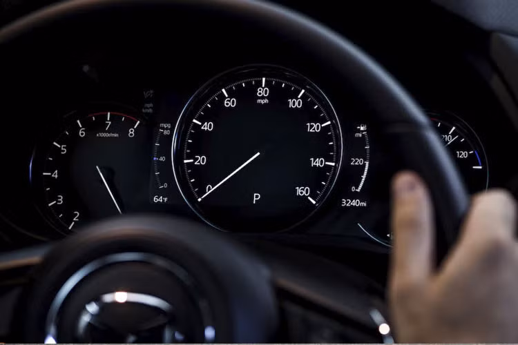 Mẫu crossover Mazda CX-5 Signature AWD 2019 máy dầu ở Mỹ chỉ có duy nhất một lựa chọn ngoại thất tiêu chuẩn, đó là màu đen Jet Black. Các màu sơn trắng Snowflake White Pearl, đỏ Soul Red Crystal hay xám Machine Grey đều là tùy chọn thêm phí.