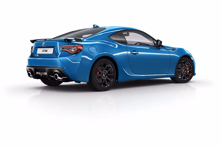 Các khách hàng tại Anh còn có thêm sự lựa chọn với bản hiệu suất cao, bổ sung thêm nhiều trang bị như hệ thống treo được điều chỉnh bởi SACHS, phanh Brembo lớn hơn với kẹp phanh màu đỏ cổ điển. Tuy nhiên, các option thêm này sẽ ngốn thêm của khách khoảng 1.355 bảng Anh vào giá của phiên bản số sàn và 1.340 bảng Anh cho bản số tự động.