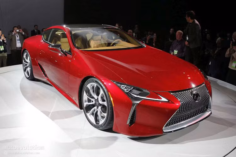 Lexus LC 2018 tăng tốc từ 0-100 km/h trong 4,4 giây và đạt vận tốc tối đa 270 km/h. Tại thị trường ôtô Mỹ, giá bán khởi điểm của Lexus LC500 2018 bắt đầu từ 92.000 USD. Tại thị trường Việt Nam, giá bán của mẫu xe thể thao hạng sang thương hiệu Nhật này vẫn chưa được tiết lộ.