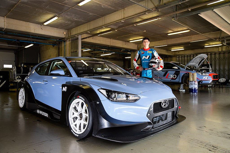 Tại triển lãm Detroit 2018, mẫu xe hatchback Hyundai Veloster N đã chính thức được ra mắt. Đây được xem là phiên bản hiệu năng cao N đầu tiên thuộc dòng Veloster. Chính vì vậy hãng xe Hyundai đang muốn tìm cách thu hút nhiều người yêu xe đến với chiếc hatchback đầy cá tính này ở mọt khía cạnh khác, mạnh mẽ hơn.