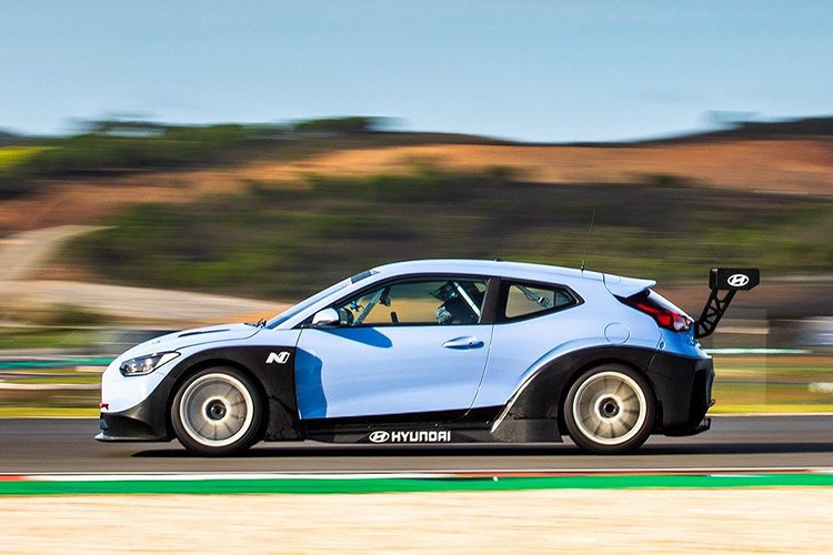 Giống như phiên bản dân dụng, Veloster N TCR vẫn sử dụng động cơ xăng 4 xi-lanh thẳng hàng tăng áp 2.0l. Tuy nhiên với hệ thống hút gió độ của BMC và ECU từ hãng Life Racing, công suất của động cơ đã đạt tới 350 mã lực, thay vì chỉ 271 mã lực như Veloster N dân dụng.