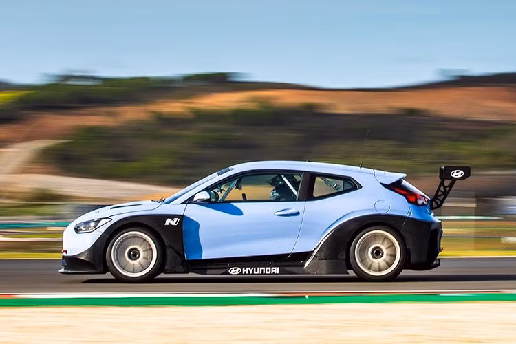 Giống như phiên bản dân dụng, Veloster N TCR vẫn sử dụng động cơ xăng 4 xi-lanh thẳng hàng tăng áp 2.0l. Tuy nhiên với hệ thống hút gió độ của BMC và ECU từ hãng Life Racing, công suất của động cơ đã đạt tới 350 mã lực, thay vì chỉ 271 mã lực như Veloster N dân dụng.