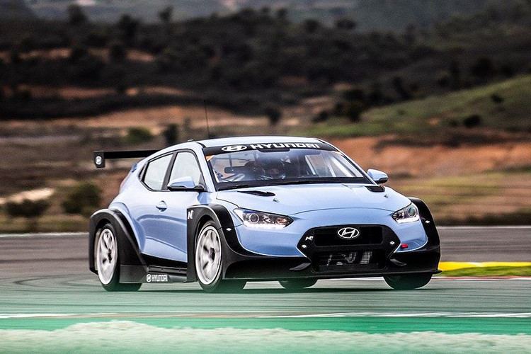 Ngoài ra, bộ cản trước và sau được thiết kế lại cũng có các cánh khuếch tán độc lập bằng sợi carbon. Giống như mọi mẫu xe đua khác, mọi trang bị tiện nghi bình thường đã bị loại bỏ trên chiếc xe. Tay đua sẽ được cột chặt trên những chiếc ghế đua bởi bộ dây an toàn 6 điểm. Ngoài ra Veloster N TCR còn có sẵn vô-lăng vát đáy thể thao và hệ thống tự dập lửa.