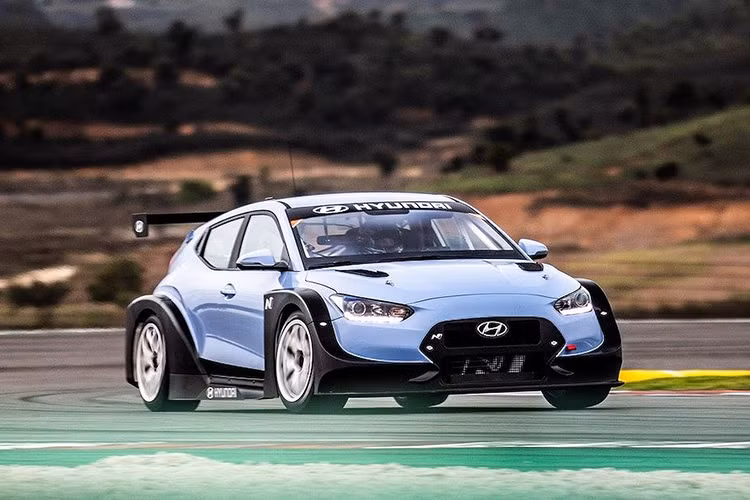 Ngoài ra, bộ cản trước và sau được thiết kế lại cũng có các cánh khuếch tán độc lập bằng sợi carbon. Giống như mọi mẫu xe đua khác, mọi trang bị tiện nghi bình thường đã bị loại bỏ trên chiếc xe. Tay đua sẽ được cột chặt trên những chiếc ghế đua bởi bộ dây an toàn 6 điểm. Ngoài ra Veloster N TCR còn có sẵn vô-lăng vát đáy thể thao và hệ thống tự dập lửa.