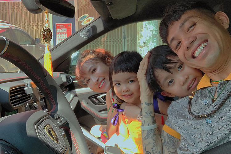 Có đến 6 chế độ lái dành cho Lamborghini Urus mới và được hoạt động thông qua lựa chọn lái Anima. 3 chế độ lái Strada (đường phố), Sport (thể thao) và Corsa (đường đua) khá quen thuộc trên các siêu xe của hãng. Ngoài ra, 3 chế độ mới tinh là Sabbia (đường cát), Terra (việt dã) và Neve (tuyết).