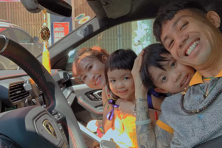 Có đến 6 chế độ lái dành cho Lamborghini Urus mới và được hoạt động thông qua lựa chọn lái Anima. 3 chế độ lái Strada (đường phố), Sport (thể thao) và Corsa (đường đua) khá quen thuộc trên các siêu xe của hãng. Ngoài ra, 3 chế độ mới tinh là Sabbia (đường cát), Terra (việt dã) và Neve (tuyết).