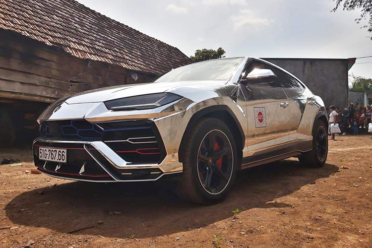 Ngoài chiếc Lamborghini Urus của Minh Nhựa, tại thị trường Việt Nam còn có 2 chiếc khác mang màu sơn ghi xám và vàng. Trong đó, chiếc Lamborghini Urus màu ghi xám thuộc diện phân phối chính hãng và đã có biển kiểm soát của tỉnh Khánh Hoà. Chiếc Lamborghini Urus màu vàng do một công ty nhập khẩu tư nhân đưa về nước.