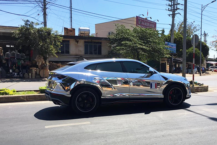 Có vẻ như, với sự tiện diện của mẫu xe gầm cao máy thoáng và có thể chở được đầy đủ các thành viên trong gia đình, bao gồm vợ và 2 con, vì thế, giải pháp chọn Lamborghini Urus làm phương tiện di chuyển về tỉnh Đắk Lắk rất hợp lý với Minh Nhựa hơn là "thần gió" Pagani Huayra.