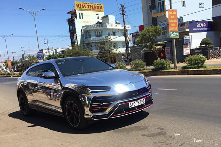 Trong những ngày Tết Kỷ Hợi 2019 vừa qua, doanh nhân Phạm Trần Nhật Minh hay còn gọi là Minh Nhựa đã có chuyến du Xuân từ Sài Gòn đi Buôn Ma Thuột, tỉnh Đắk Lắk cho đến mùng 7 Tết Nguyên đán mới quay trở lại TP HCM. Đáng chú ý, chiếc siêu SUV Lamborghini Urus làm bạn đồng hành cùng gia đình vị đại gia siêu xe này.